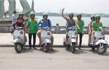 Tour gastronómico en Vespa por Hanói por la noche