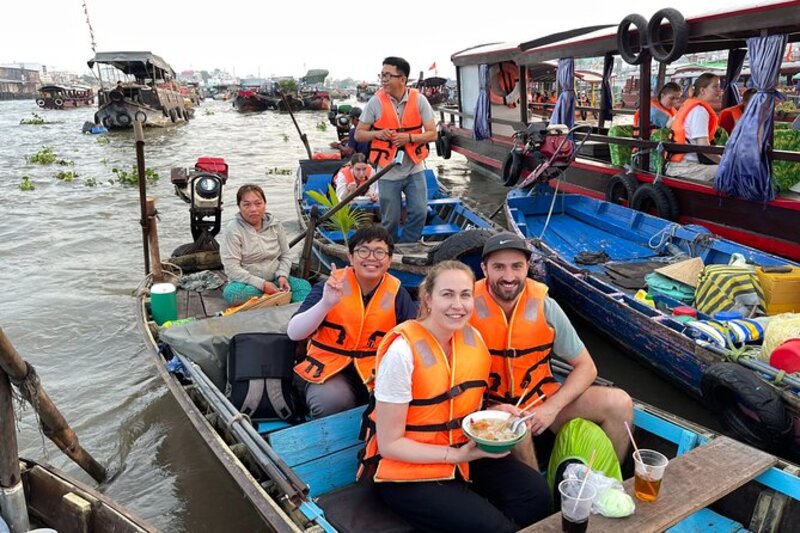 visite pueblos artesanales tradicionales y mercados flotantes en el delta del mekong