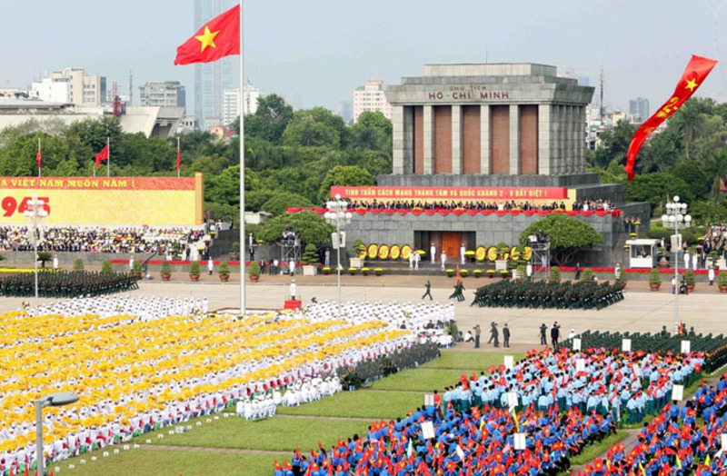 Sea testigo de la ceremonia de izamiento y arriado de la bandera en la plaza Ba Dinh